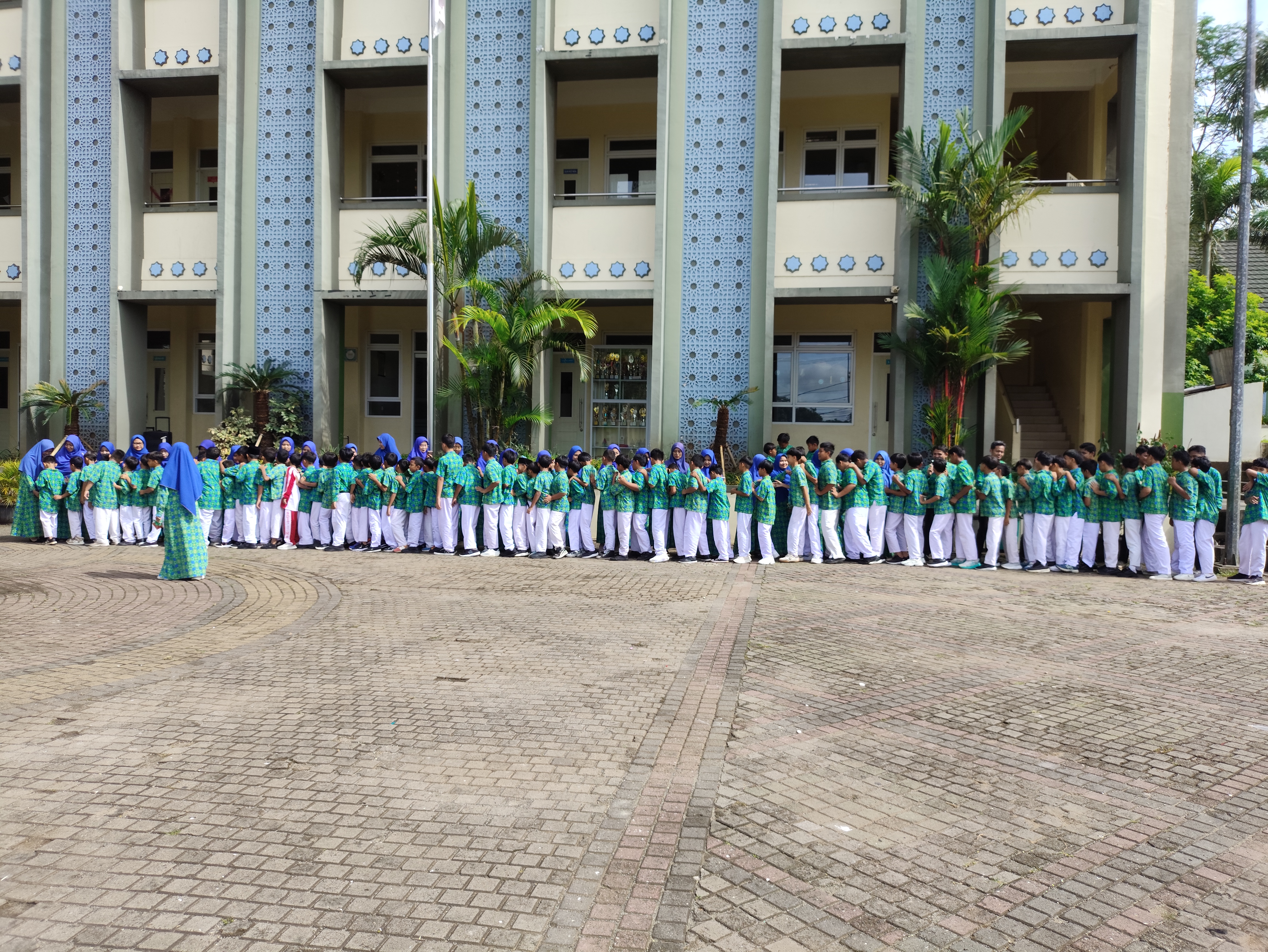 Halal bihalal murid guru di hari guru nasional